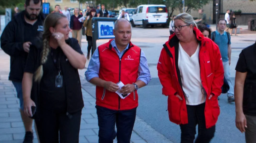 Justitie- och migrationsminister Morgan Johansson vandrade med Uppsala ungdomsjour på onsdagskvällen. Med på bilden är ungdomsjourens chef Hilde Wiberg samt den ideella nattvandraren Jenny Nilsson.