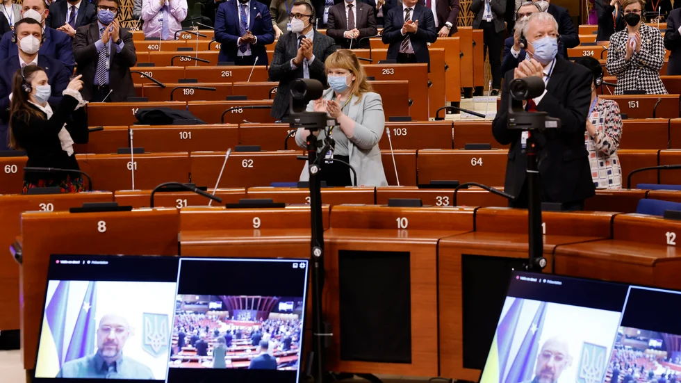 Stående ovationer för Ukrainas premiärminister Denys Sjmyhal i Europarådet under måndagen.