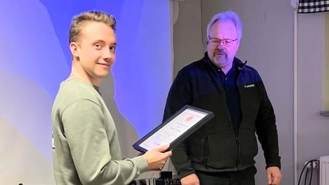 Alfred Grindberg fick ta emot priset årets bilsportare i Katrineholms motorklubb av Crister Nystrand. 