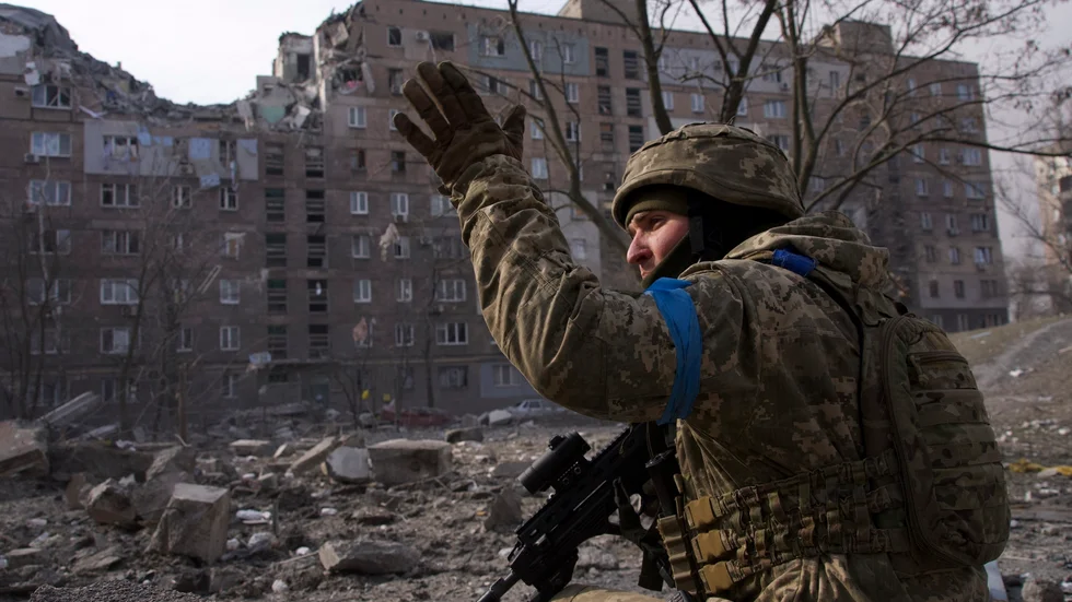 En ukrainsk militär i Mariupol under lördagen.
