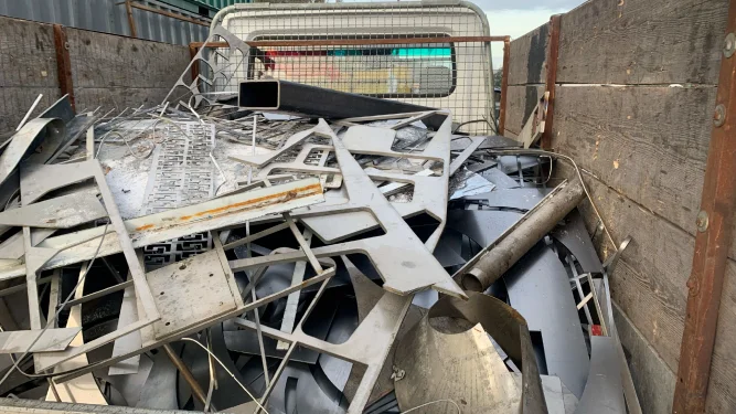 Polisen hittade runt ett ton metall på tjuvarnas lastbilsflak.