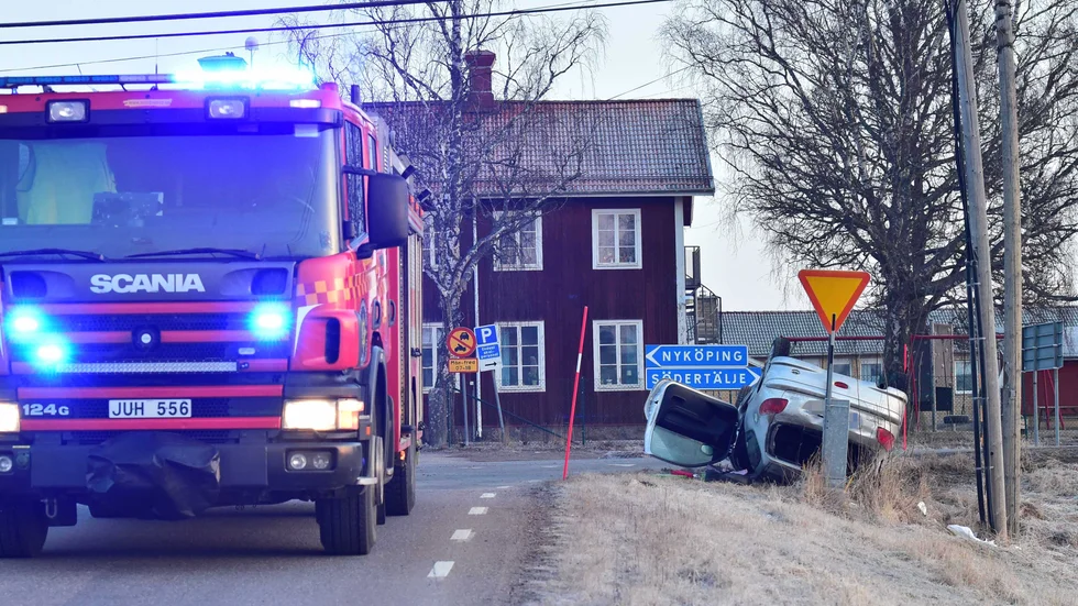 Bilen slog runt och hamnade på taket.