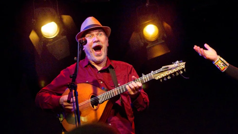Ale Möller spelar ett brett utbud av instrument, som mandola, dragspel och flöjt samt skalmeja och kohorn. Foto: UNT