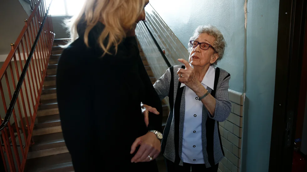 Tillsammans med Eva Edsgården, en av rektorerna på Matteusskolan, går Irena Forslind genom lokalerna för att minnas.