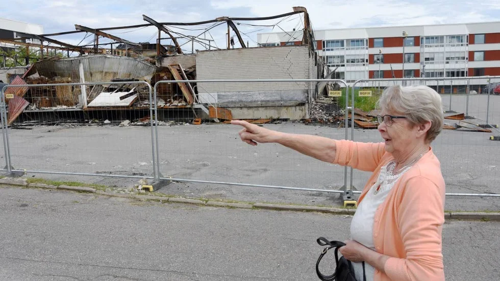 Ulla Sandle, 81 år, bor på gården intill tomten där Ica Supermarket låg. Nyligen informerades de boende om att det skulle dröja till i slutet av september innan all bråte från storbranden hade forslats bort från området. "Hela sommaren blir förstörd".