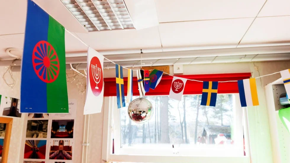 Sedan tidigare finns redan symboler och flaggor från de olika minoriteterna på avdelningen.