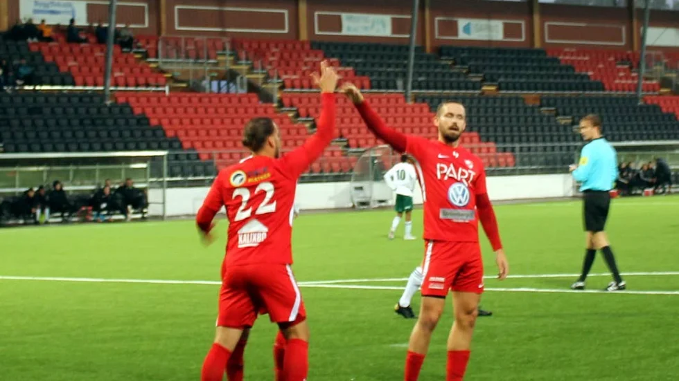 IFK Kalix kan redan nu fira uppflyttningen. Johan Ekholm (22)  och Mattias Nilsson ordnade segern mot BBK:s andralag. Ekholm svarade för två mål och Nilsson för det tredje.