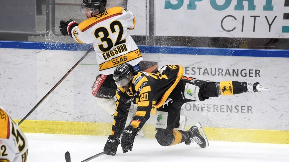 Skellefteås Edwin Hedberg tappar balansen under en närkamp med Luleåbacken Oscar Engsund.