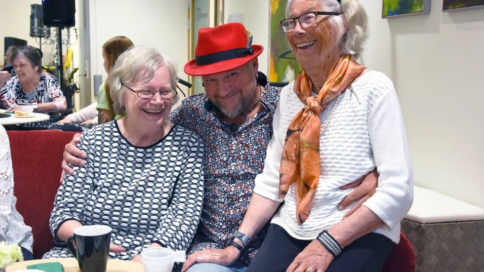 "Det är ett väldigt trevligt arrangemang" tyckte Ann-Kristin ”Anki” Malmqvist som fastnade på bild tillsammans med Seppo Härkönen och Marta Sandlund.