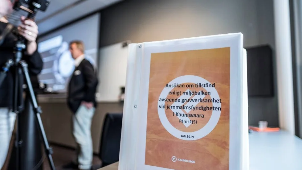Fem pärmar med tiotusen sidor tillståndsansökan fanns symboliskt framställda vid pressträffen i Luleå.