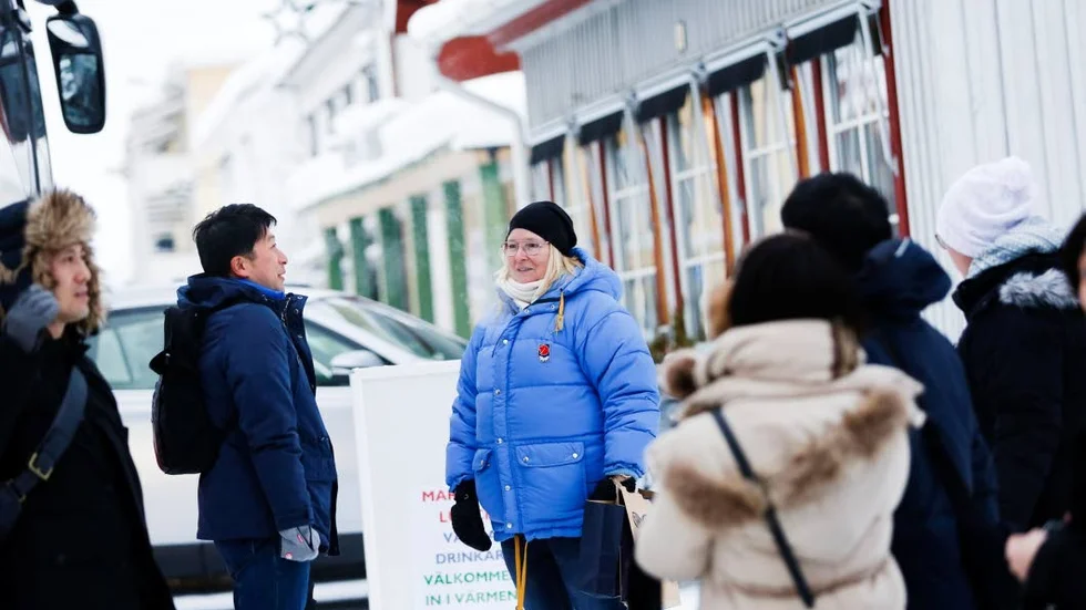 Möte på marknadsområdet. Birgitta Nilsson tar emot representanterna för Yoku moku utanför Hotell Akerlunds.