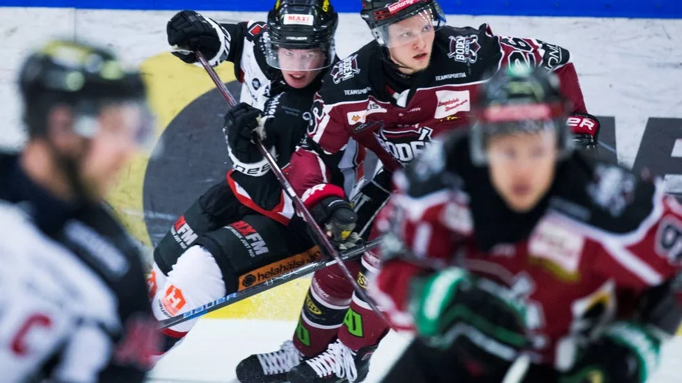 Sebastian Huczkowski stannar i Boden Hockey.