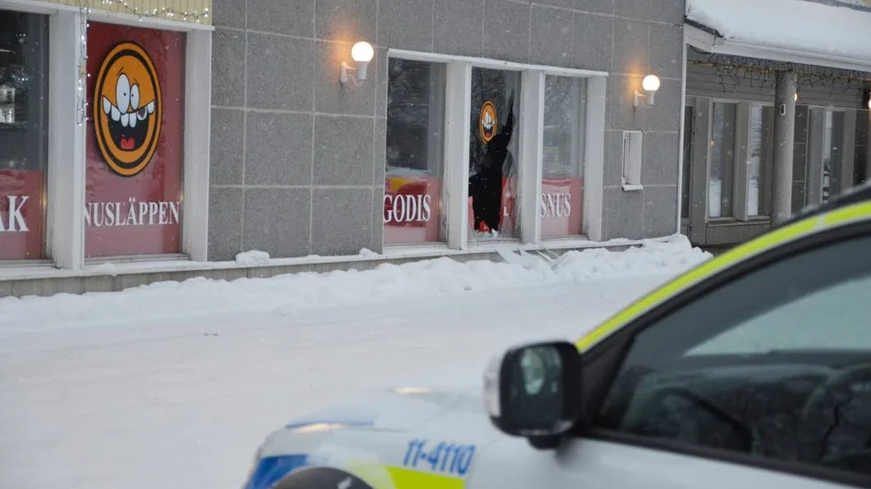 Pojken har vid polisförhör sagt att han sprang ut mot hålet i fönstret när han blev skjuten.
