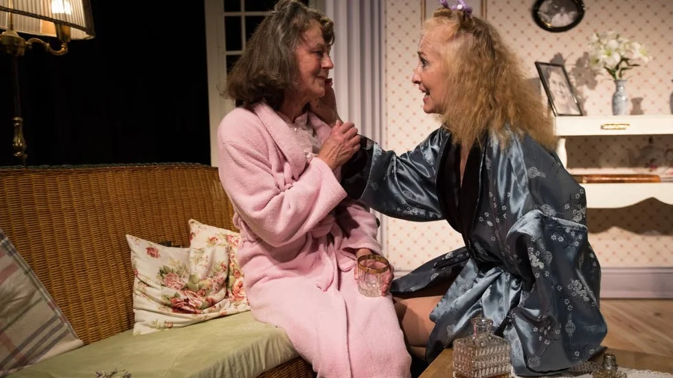 Margaretha Björkman och Maud Nyberg i Panikteaterns "Två systrar och en begravning".