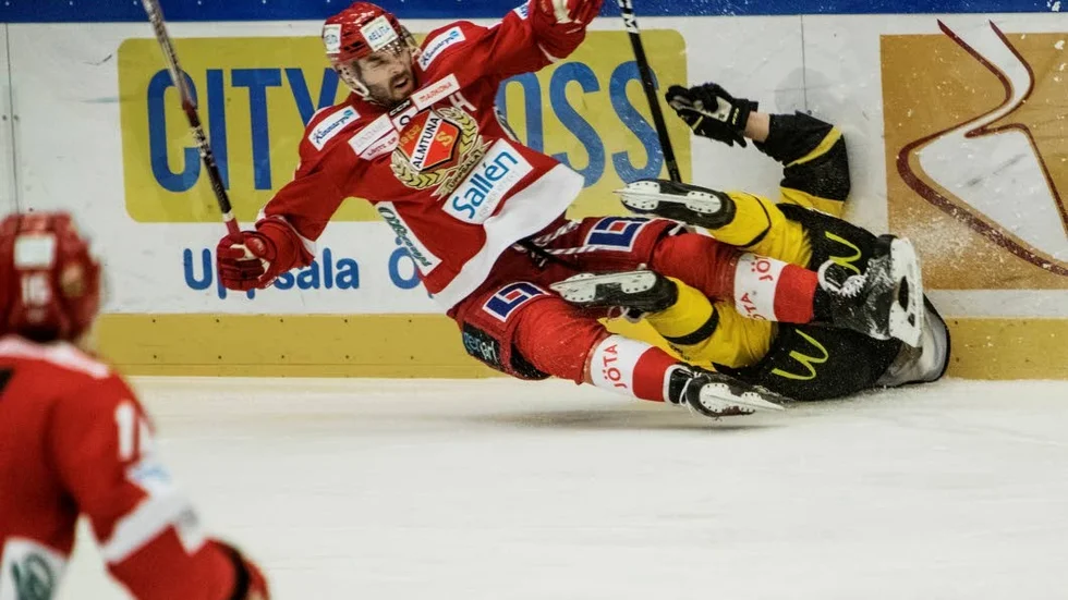 "Bra energi." Backen Per Svensson i rödtröjade Almtuna förstår supportrarnas frustration men tycker att det är härlig energi i laget.