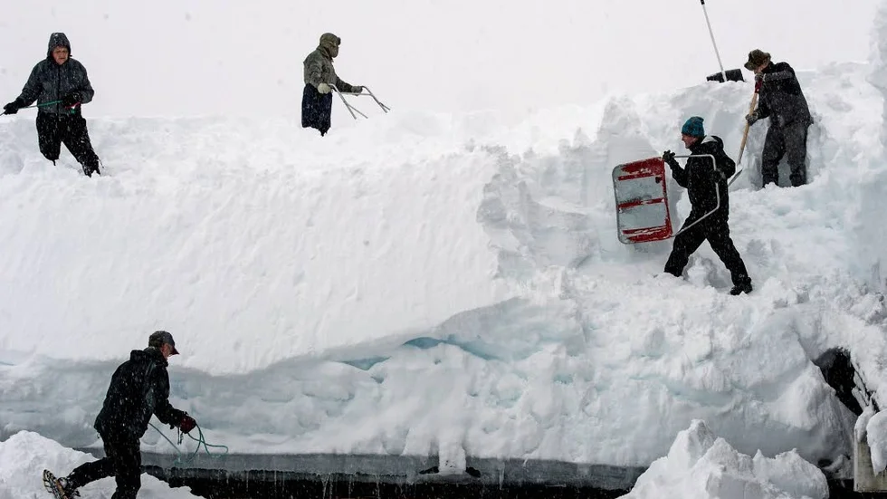 Snöröjning på tak i norska Myrkdalen efter ett kraftigt snöfall 2015.