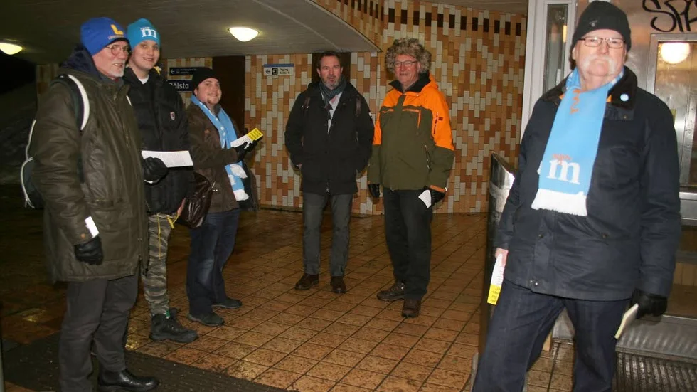 Håboalliansen mötte pendlare i för att få stöd för ändring av det fattade beslutet om placering av p-däcket.