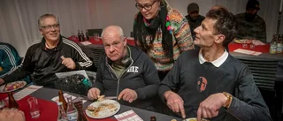 Hundratal hemlösa bjöds på julbord