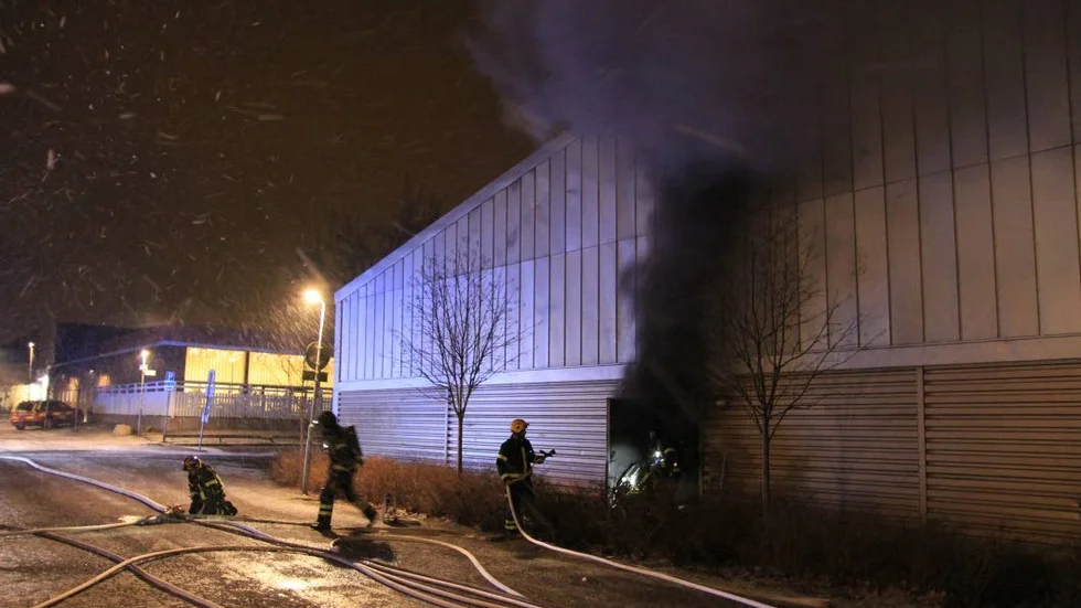 Brand. Räddningstjänsten larmades sent på söndagskvällen.