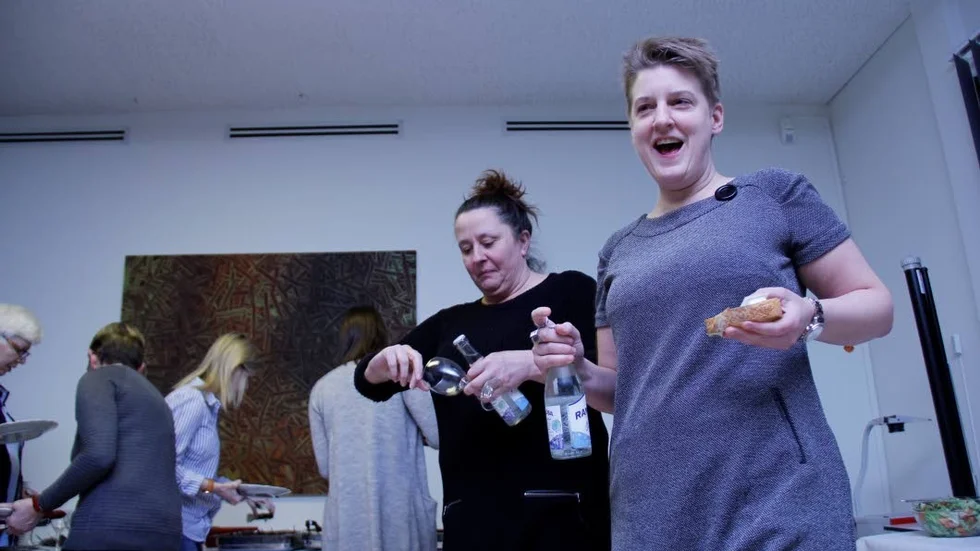 Fest på jobbet. Bettan Eriksson och Therese Sanderfors gillade den italienska buffén, liksom konceptet med klinisk utbildningsavdelning (KUA) i Tierp.