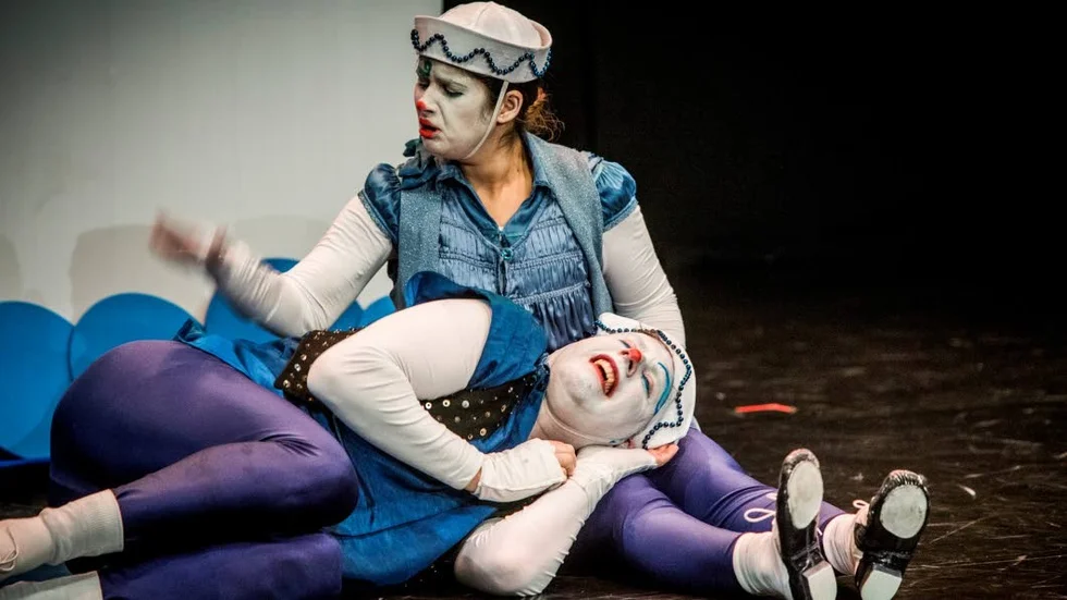 Clownföreställning. Björn Dahlman och Melody Sheikh i "Bu Bä Bau".
