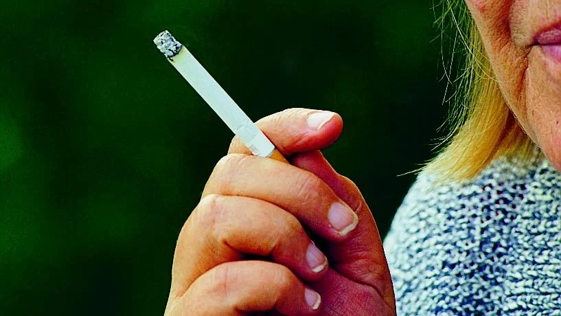 Stå inte där och rök! Skribenten tycker att det är för många som står och röker i närheten av hus och andra byggnader.