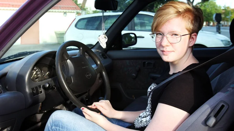 Wilda Kollstedt tränar i mammas Nissan men ska köra Porsche i tävlingen.