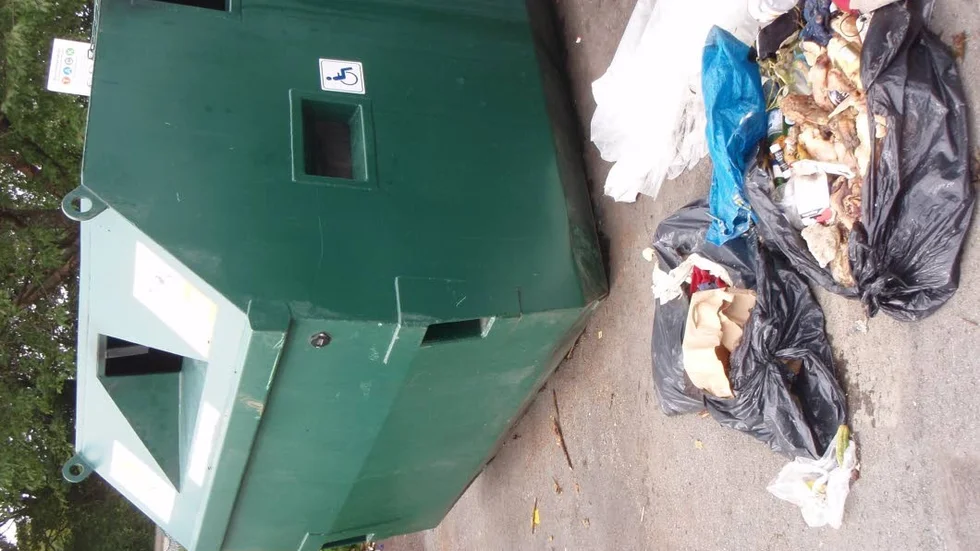 Skräpigt. Blandade sopor dumpade bredvid återvinningsstationen.