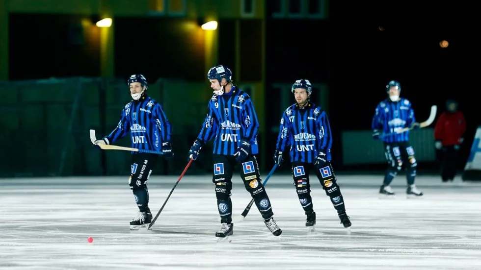 bandy Sirius (blåsvart) - Vänersborg, Sirius efter 0-3.
Foto : STAFFAN CLAESSON  20141021