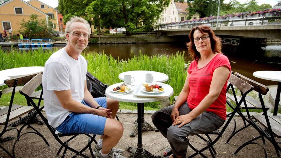 Mikael och Anna Reuterwall fikar nere vid Fyris, medan de väntar på Elton John-konserten.
