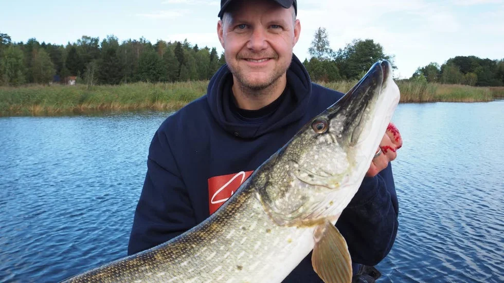 Niclas Åhrman med en baddare till gädda.