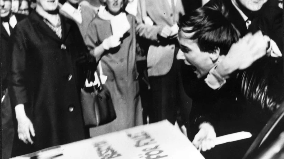 1965. Samma år som Göran Sonnevis dikt publicerades greps en av de första vietnamdemonstranterna, Sköld Peter Matthis, vid en uppmärksammad incident i Stockholm.