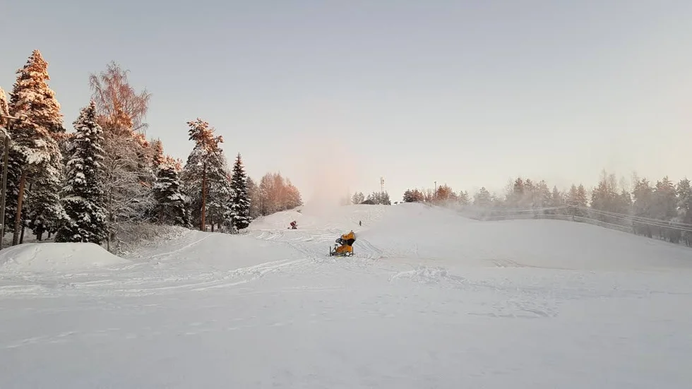 Kommunens fyra snökanoner gör nu sitt bästa för att producera snö till Ormbergsbacken. Förmodligen hinner de inte klart med backen till kommande helg, däremot talar allt för att backen öppnar helgen därpå.
