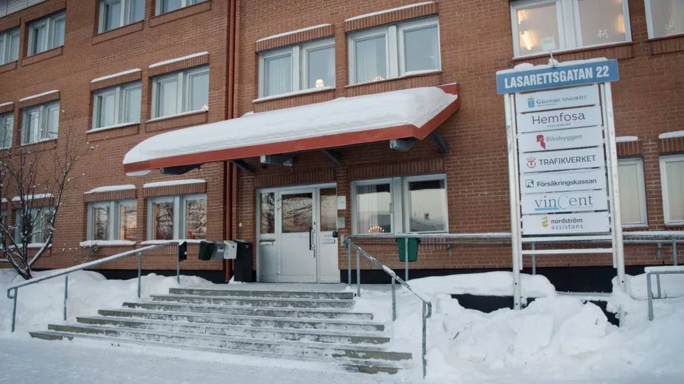 Gällivare tingsrätt frikänner en 45-årig man från Kiruna som åtalats för grov misshandel efter ett knivslagsmål den 28 december förra året. Domstolen menar att offrets skador har vissa tecken "på att kunna vara självtillfogade", skriver domstolen.