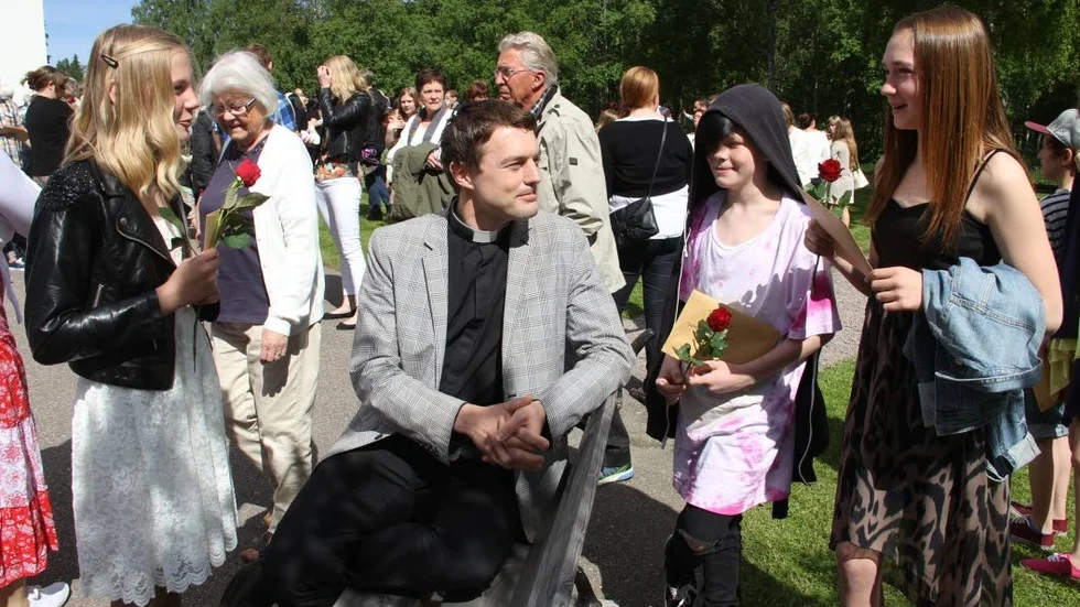 Konfirmation. Prästen Fredrik Unger omgiven av unga Shootng stars. Från vänster Solveiga Lydekartyte, Joakim Johansson och Moa Wendel.