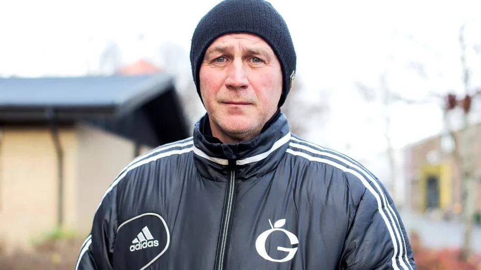 Tittar. Ola Rydstrand jobbar till vardags på Gottsundaskolan.