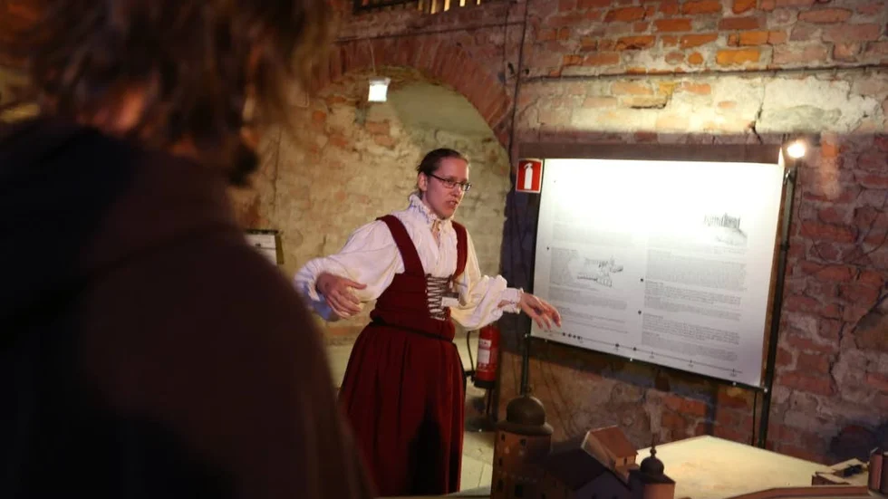 1500-talsentusiast. Åsa Karlsson, initiativtagare till Uppsala vasafestival, ger en guidad tur på Uppsala slott.