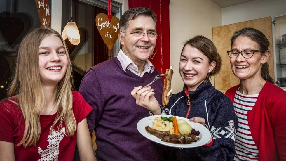 Norsk ritual. För Paulina, Lars, Catharina och Lena Apelthun är pinneköttet ett måste på julbordet. Smaken är inte helt lätt att beskriva. En blandning av salt, vilt och rökt.