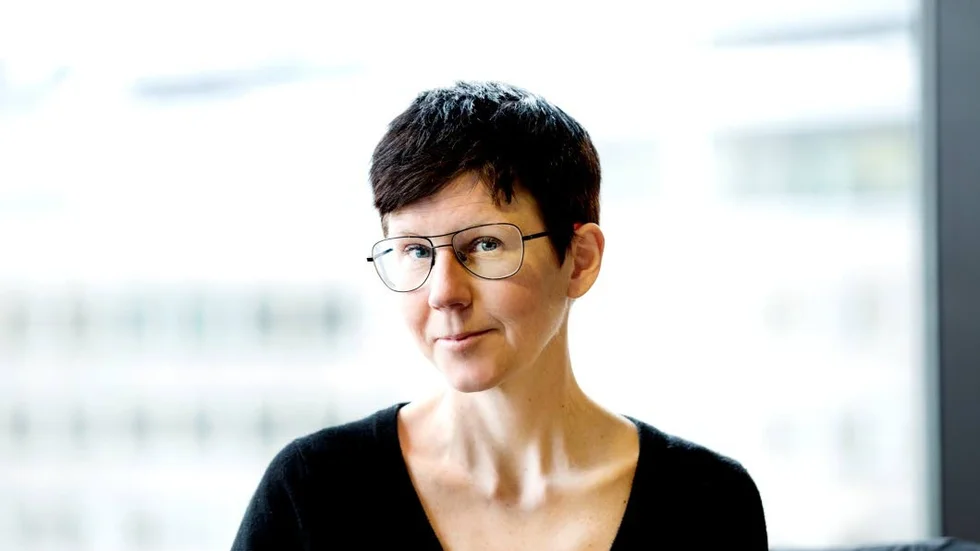 Stina Oscarson är en samhällsengagerad regissör och dramatiker. Hennes nya pjäs har urpremiär på Uppsala stadsteater under lördagen.