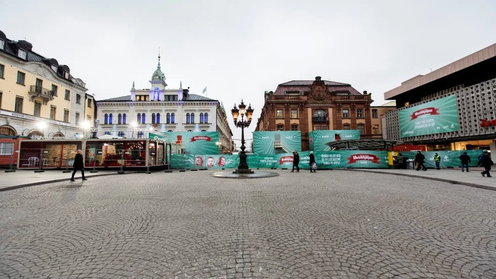 Sändningsklart. Den del av torget som inte upptas av Musikhjälpens baracker är än så länge ganska tom. Men arrangörerna räknar med att det kan vara 1000–2000 personer här när sändningarna pågår.