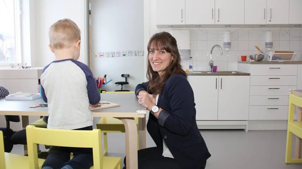 Nyöppnade Diamantens förskola. Biträdande förskolechef Agata Viltelund med ett av barnen.