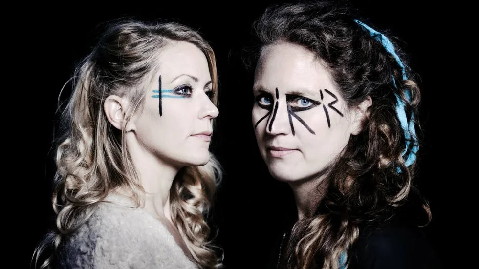 Maria Arnqvists altsaxofon & piano och Cecilia Österholms nyckelharpa är som musikens självklara epicentrum.