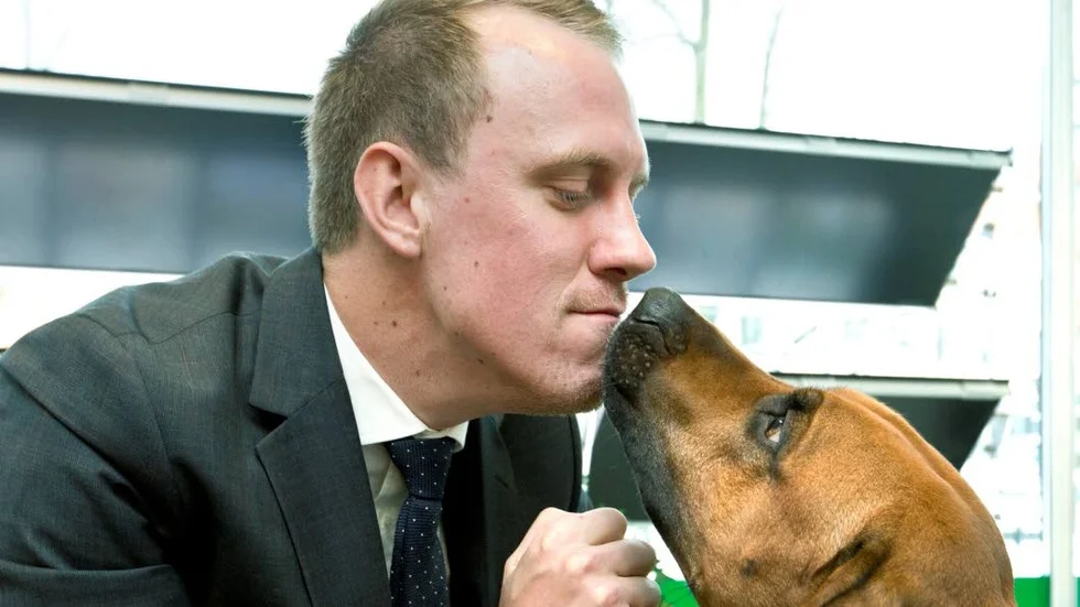 Hunden Leo får ofta följa med till kontoret där Johan Eriksson jobbar.