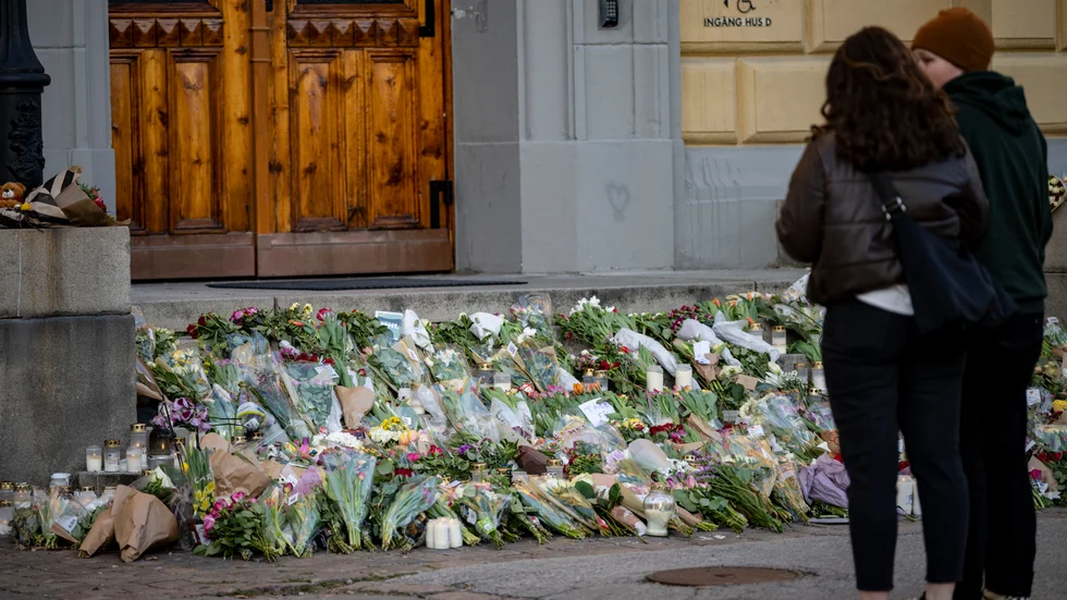 En strid ström av sörjande passerar förbi de blommor, ljus och hälsningar som placerats trappan utanför Malmö Latinskola i Malmö efter skolattacken för ett par veckor sedan. 
