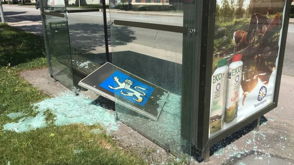 Krossat glas. På Kungsgatan i Uppsala har flera busskurer utsatts för skadegörelse de senaste dagarna.