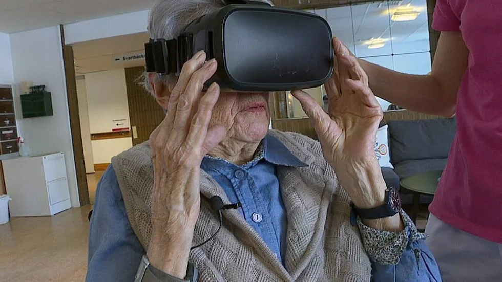 Karin Ronge bor på Karl-Johansgården. Här prövar hon på så kallade VR-glasögon.