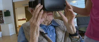TV: Här prövar de äldre VR-glasögon