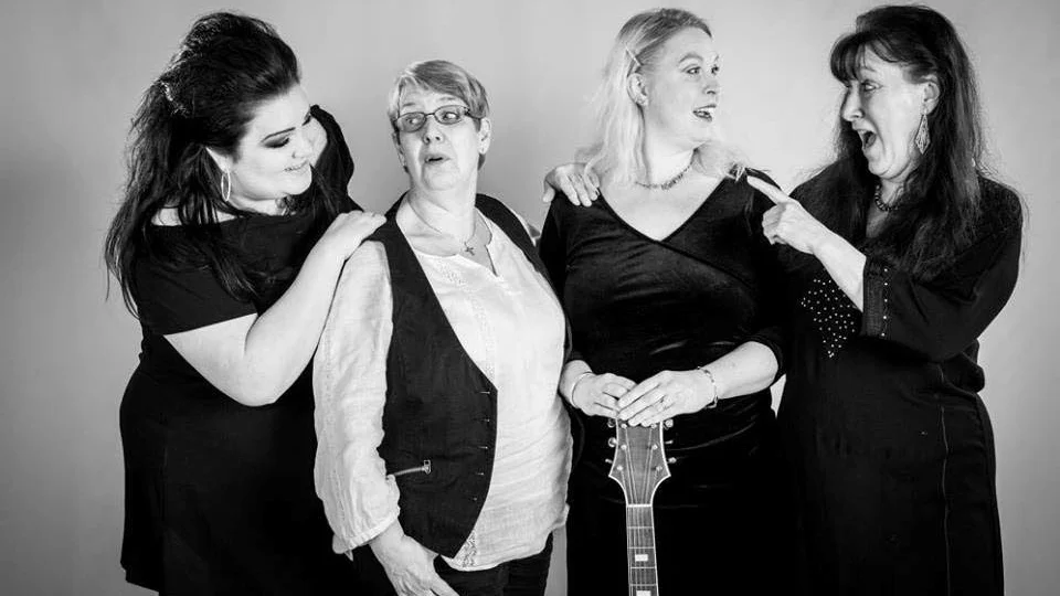 Från vänster: Camilla Widell, Selma Lundqvist, Anna Salmonsson och Signe Rudberg Selin. De är med i nätverket Lilith Eve som backar upp kvinnliga musiker. Under lördagskvällen spelar de på Crêperie Lemoni.