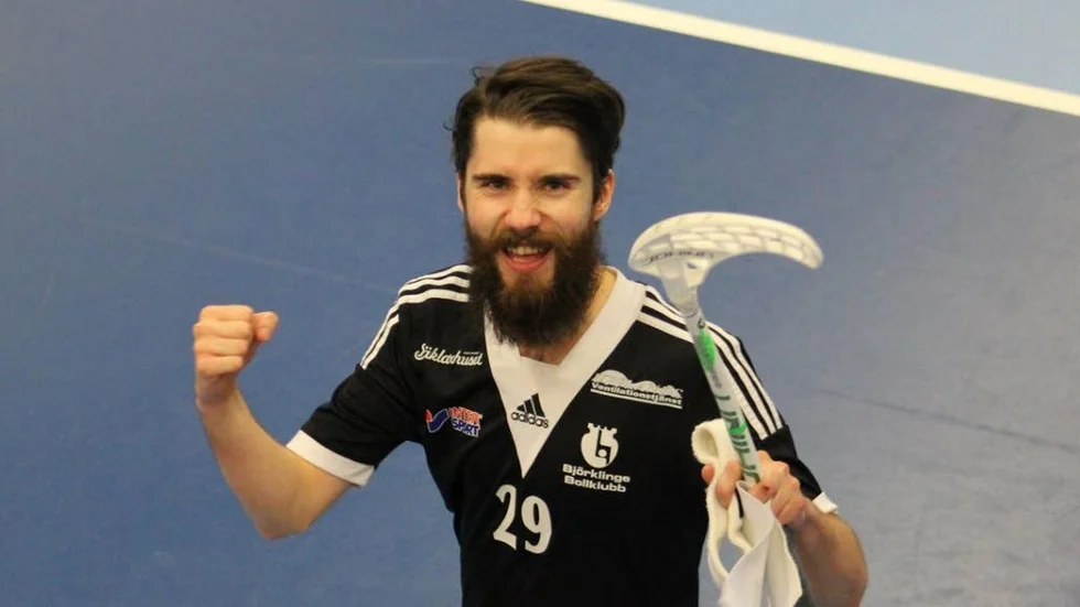 Björklinges lagkapten André Nilsson poserar med ett rejält avancemangs-skägg.