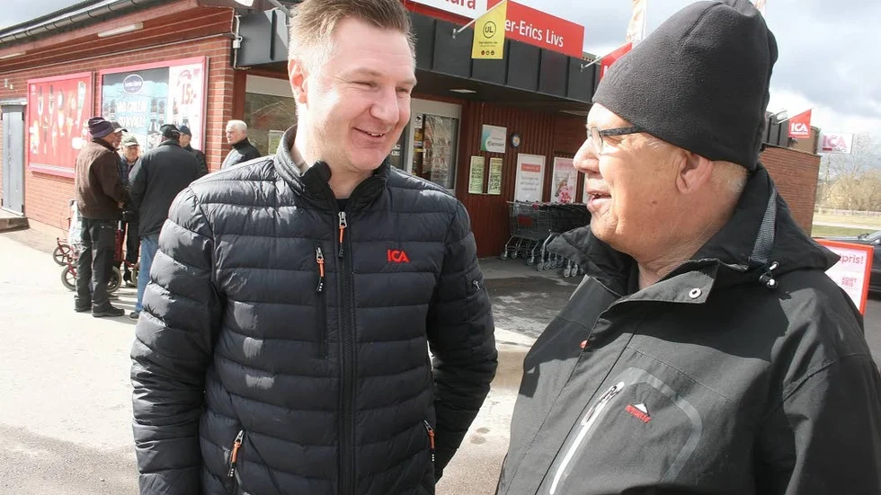 Överens. Ortens ICA-handlare Patrik Carlsson är överens med Bosse Ekroth, Morgongåva byalag, om att vårdstyrelsens besked om backning på förslaget om definitiv stängning av ortens distriktssköterskemottagning är det enda rätta. "När alla kurvor pekar uppåt för orten är det naturligtvis helt fel att lägga ned en sådan viktig verksamhet" menar Patrik Carlsson.